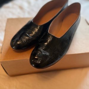 Patent crinkle leather modern ballet flat.